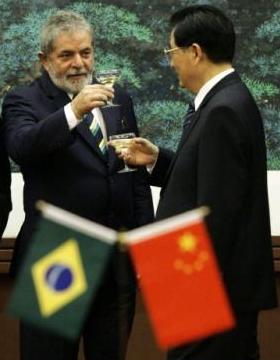 Luiz Inácio Lula da Silva, Presidente de Brasil y Hu Jintao, Presidente de la República Popular de China celebran los acuerdos realizados. Foto: Palacio de Planalto