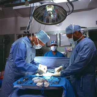 Equipo médico durante procediminto quirúrgico en sala de cirugía