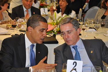 Barack Obama con Alvaro Uribe durante su conversación en el almuerzo de hoy en Puerto de España. Foto: Casa de Nariño