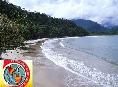 Playa de las Cuevas en Trinidad y Tobago, acompañada por el Logotipo de La Cumbre de las Américas, en su versión 5