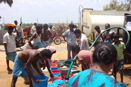 Las penurias de un grupo de refugiados para obtener agua. Foto: cortesía JRS