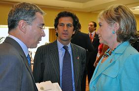 Alvaro Uribe con la Secretaria de Estado Hillary Clinton hoy en la 5ta Cumbre de las Américas. Foto: Casa de Nariño