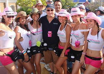 Ricardo Martinelli, en un momento de campaña, acompañado por sus promotoras