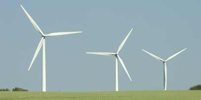 Molinos de viento para generar energía eléctrica instalados en Dinamarca. Foto: UN