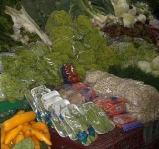 Alimentos naturales ofrecidos en estanterías para la venta