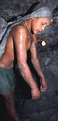 Niño colombiano trabajando en minas de carbón. Foto: OIT