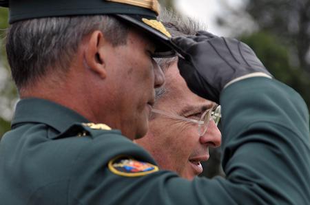 El Presidente Alvaro Uribe acompañado por el General Freddy Padilla De León, Ministro de Defensa encargado. Foto: Palacio de Nariño - César Carrión