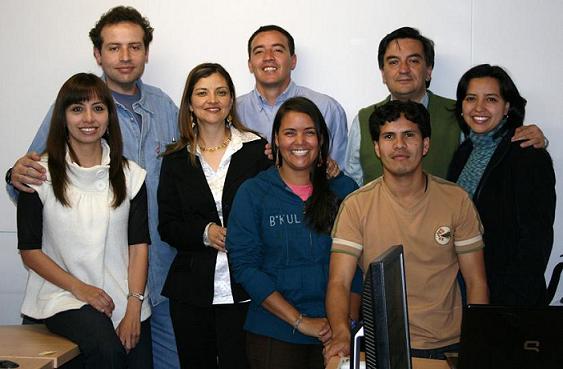 Equipo de Comunicaciones del CID. De izquierda a derecha: Ricardo (Web Master), Julio, Carlos, Angela, seguidos adelante por Andrea, Rosita, Catalina y Alex