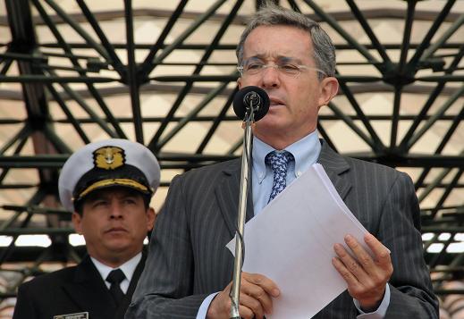 El Presidente Alvaro Uribe durante ceremonia de ascensos en la Escuela Militar de Cadetes General José María Córdova. Foto: Palacio de Nariño - César Carrión