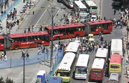 Hacer más vías no solucionará trancones en Bogotá: expertos